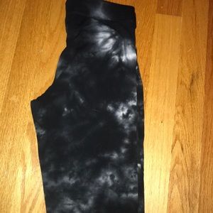Black and white ty-dye leggings